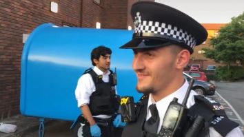 Cum au reacționat mai mulți tineri români care deranjau liniștea publică în Londra atunci când polițistul le-a spus să plece în română. VIDEO