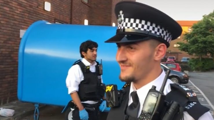 Cum au reacționat mai mulți tineri români care deranjau liniștea publică în Londra atunci când polițistul le-a spus să plece în română. VIDEO