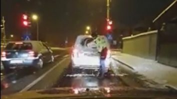 VIRAL Omenie, înainte de funcție. Momentul în care un polițist coboară din mașină și șterge luneta autoturismului din față