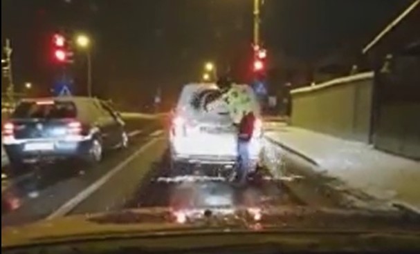 VIRAL. Omenie, înainte de funcție. Momentul în care un polițist coboară din mașină și șterge luneta autoturismului din față