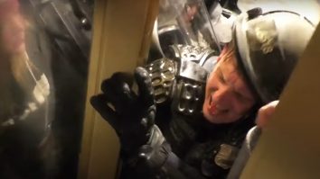 Imagini șocante din timpul asaltului de la Capitoliu. Momentul în care un polițist este strivit între uși de mulțimea furioasă. VIDEO