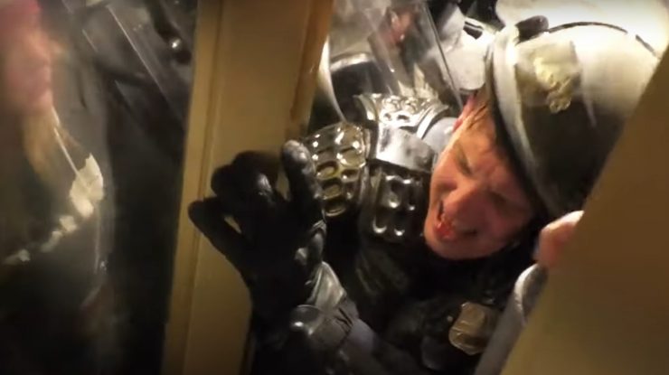 Imagini șocante din timpul asaltului de la Capitoliu. Momentul în care un polițist este strivit între uși de mulțimea furioasă. VIDEO