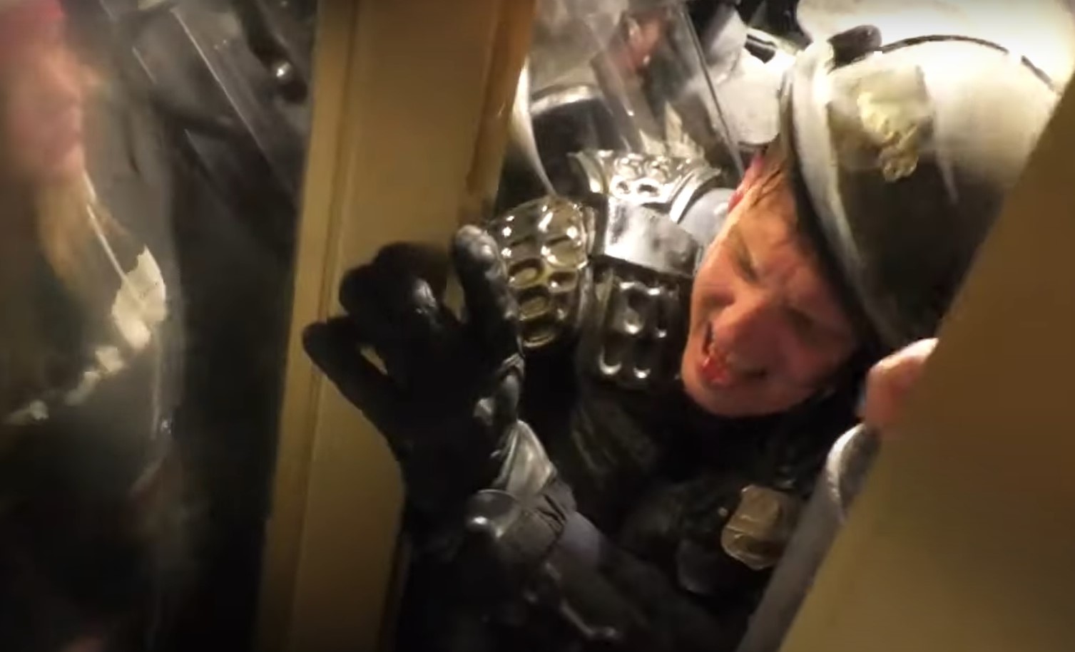 Imagini șocante din timpul asaltului de la Capitoliu. Momentul în care un polițist este strivit între uși de mulțimea furioasă. VIDEO