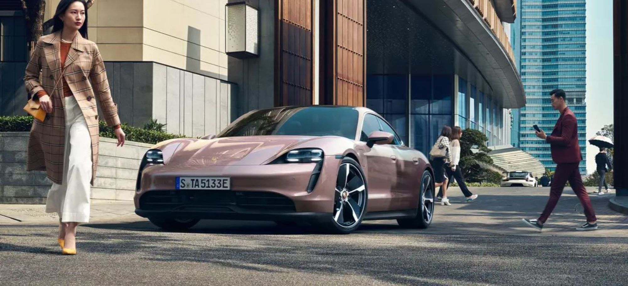 Porsche Taycan electric care atinge suta de kilometri în 5 secunde. Ce preț are bolidul