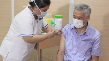 VIDEO Premierul din Singapore primește prima doză de vaccin anti-COVID: „Am fost vaccinat mai devreme pentru a le arăta oamenilor  că vaccinul este eficient”