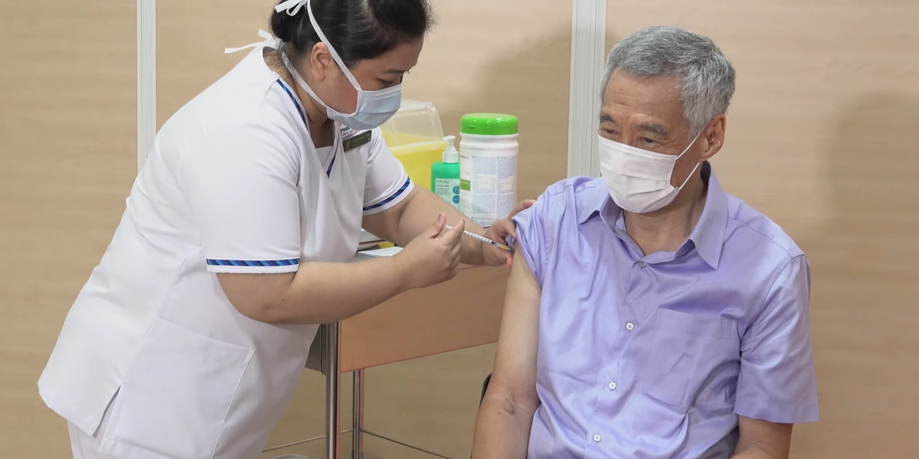 VIDEO Premierul din Singapore primește prima doză de vaccin anti-COVID: „Am fost vaccinat mai devreme pentru a le arăta oamenilor  că vaccinul este eficient”