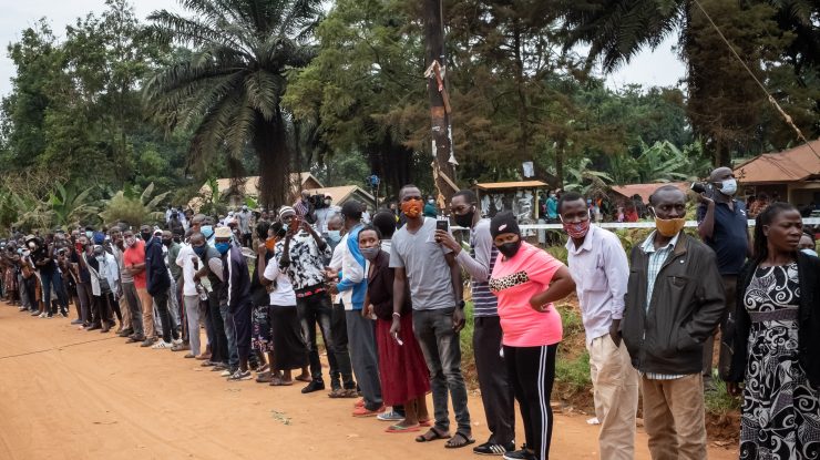 Alegeri prezidențiale în Uganda. Oamenii stau la cozi interminabile pentru a vota după una dintre cele mai violente campanii