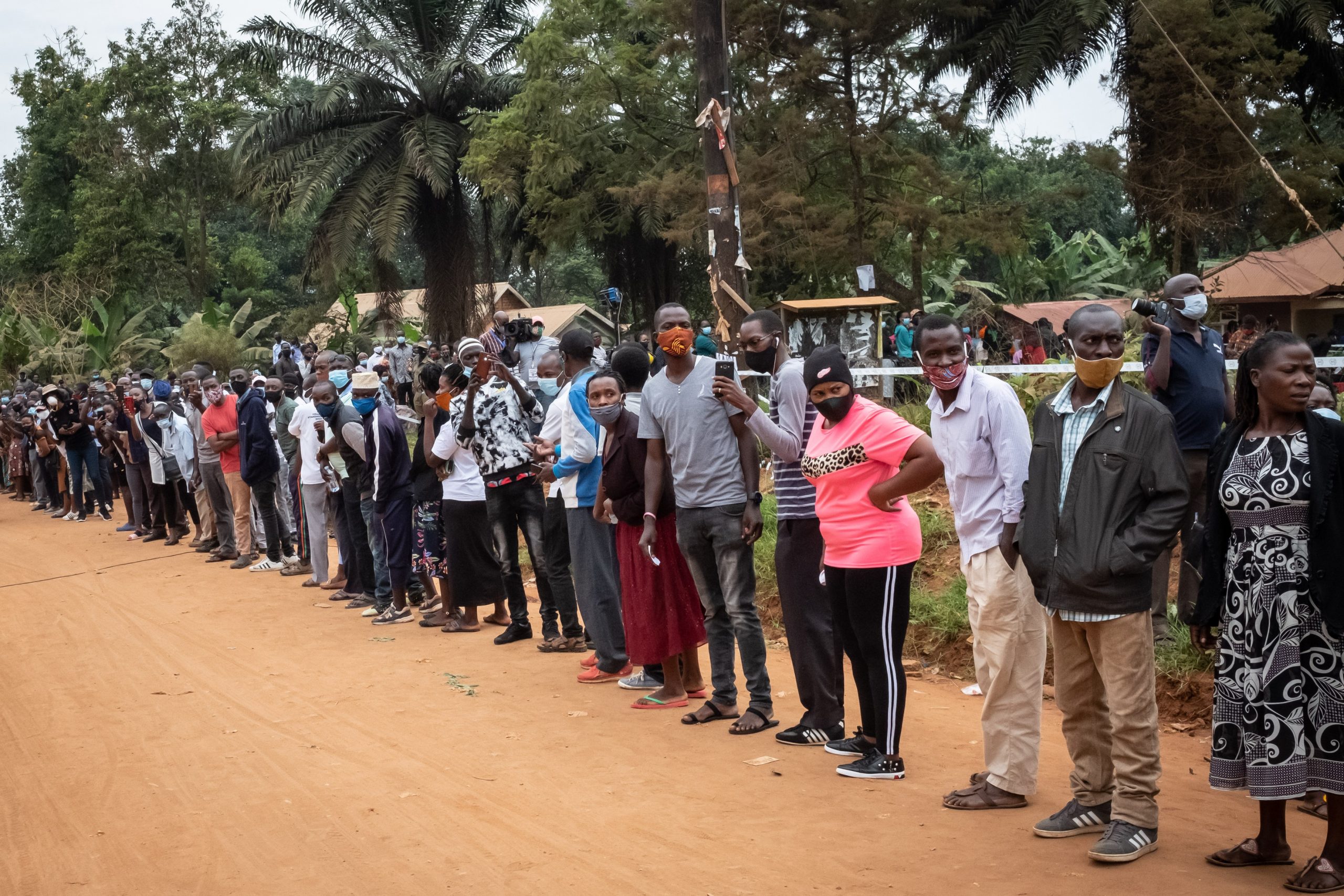 Alegeri prezidențiale în Uganda. Oamenii stau la cozi interminabile pentru a vota după una dintre cele mai violente campanii