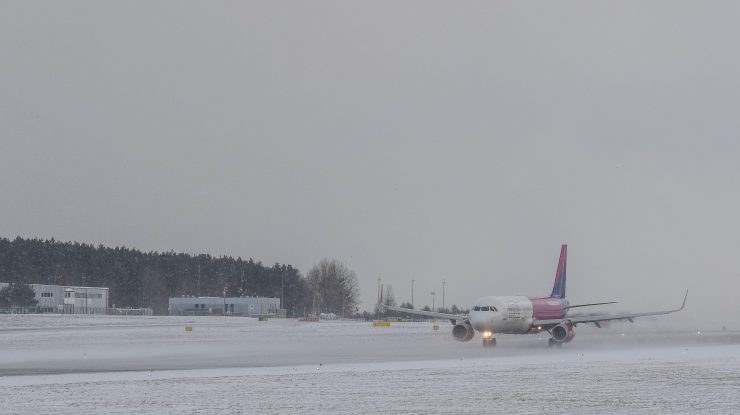 Scandal pe Aeroportul din Cluj-Napoca. După 3 ore de așteptare, cursa spre Madrid a fost întoarsă după 5 minute de la decolare, din cauza ninsorii din Spania