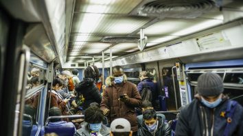 Francezii sunt sfătuiți să nu vorbească în mijloacele de transport în comun pentru a nu răspândi coronavirusul