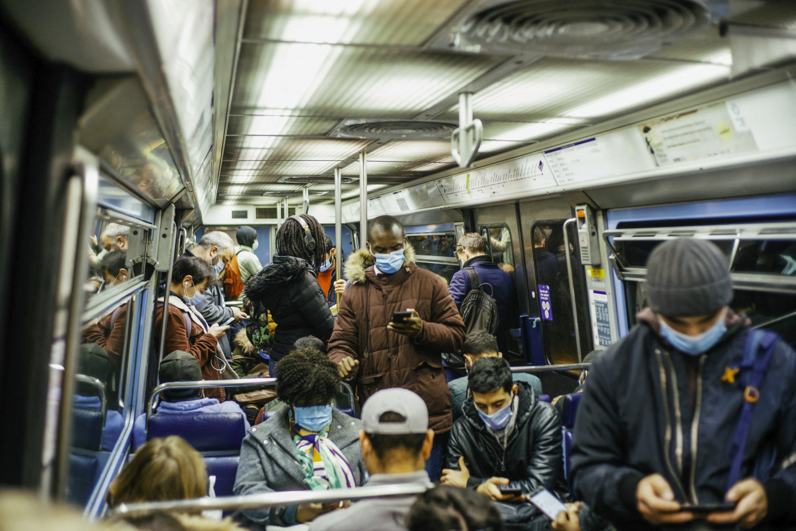 Francezii sunt sfătuiți să nu vorbească în mijloacele de transport în comun pentru a nu răspândi coronavirusul