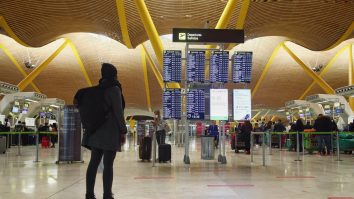 o tanara pe un aeroport din portugalia.