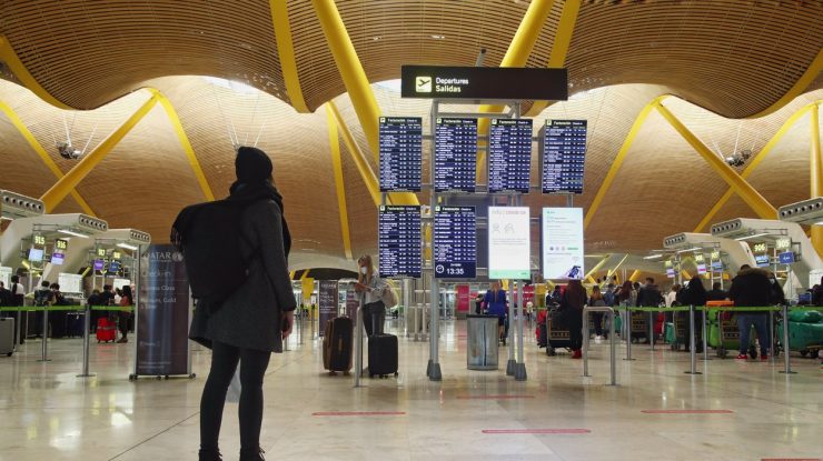 o tanara pe un aeroport din portugalia.
