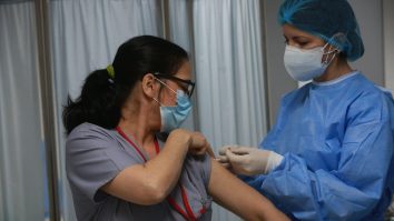 Astăzi începe cea de-a doua etapă a campaniei de vaccinare. Ce categorii se vor imuniza și cum se face programarea