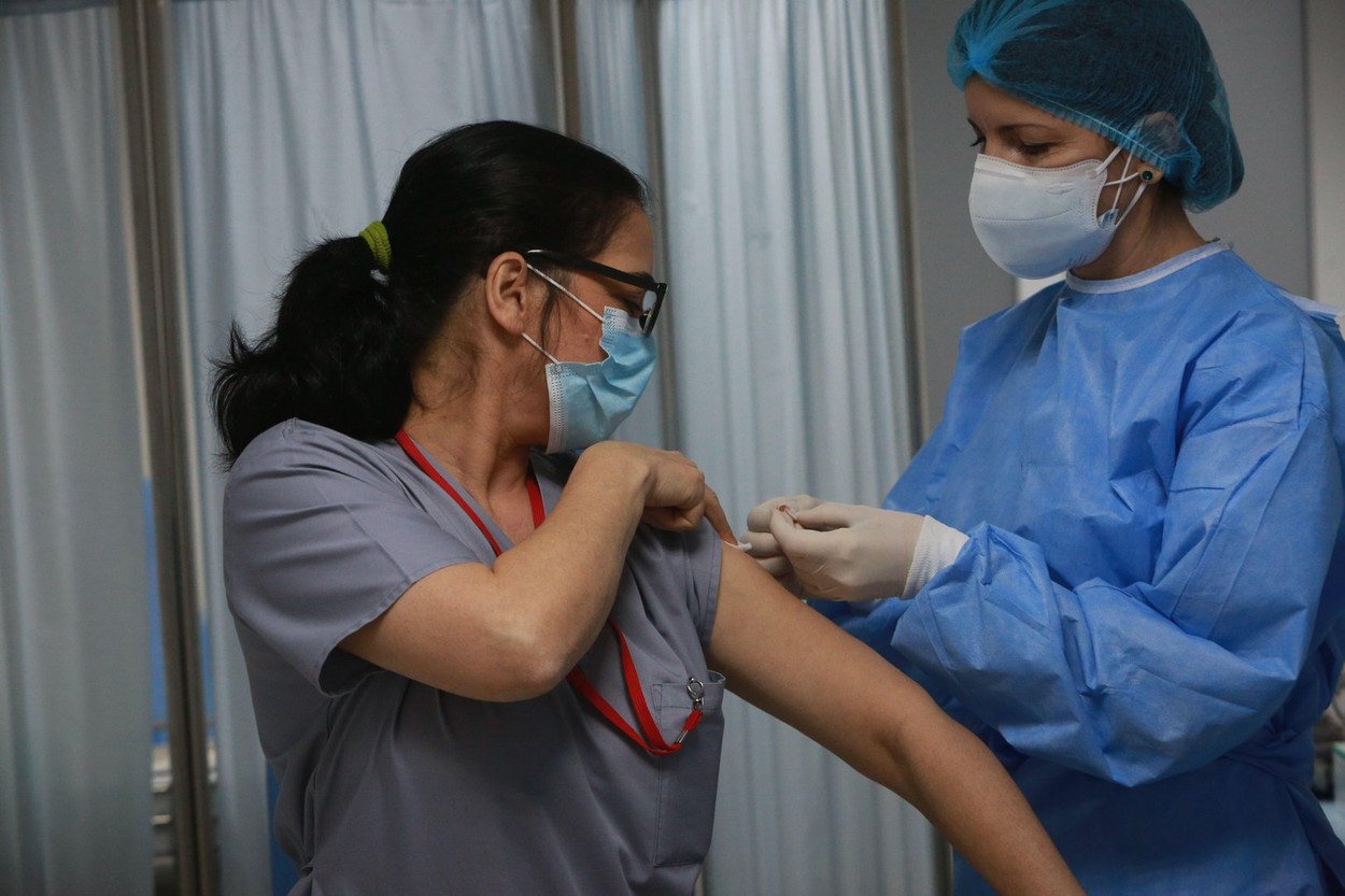 Astăzi începe cea de-a doua etapă a campaniei de vaccinare. Ce categorii se vor imuniza și cum se face programarea