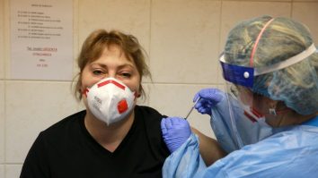 Procesul de vaccinare în România: Haos logistic și birocratic, cine vrea să se imunizeze o face greu