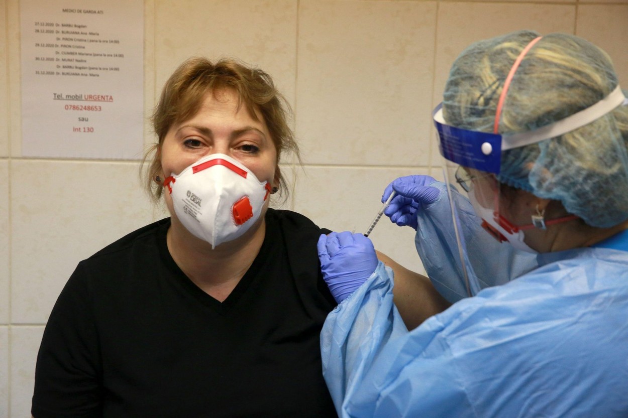 Procesul de vaccinare în România: Haos logistic și birocratic, cine vrea să se imunizeze o face greu