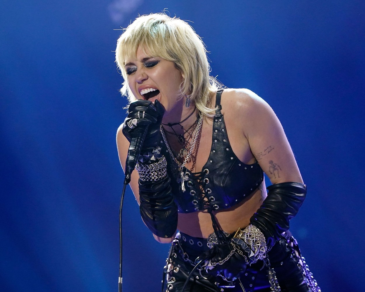 Prin ce transformări au trecut vedetele Miley Cyrus și Demi Lovato