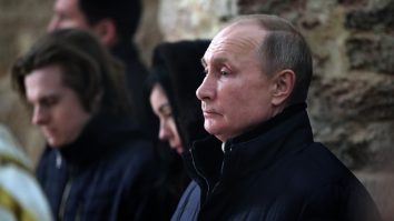 Ce făcea Vladimir Putin în timp ce la Washington se derulau scene de anarhie: Aprindea lumânări. VIDEO