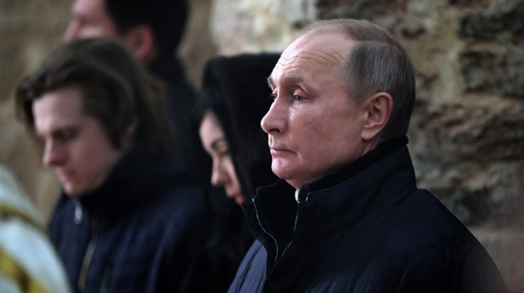 Ce făcea Vladimir Putin în timp ce la Washington se derulau scene de anarhie: Aprindea lumânări. VIDEO