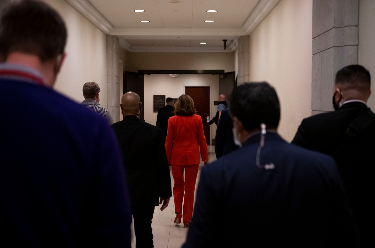 Tânăra care ar fi încercat să le vândă rușilor laptopul lui Nancy Pelosi a fost arestată