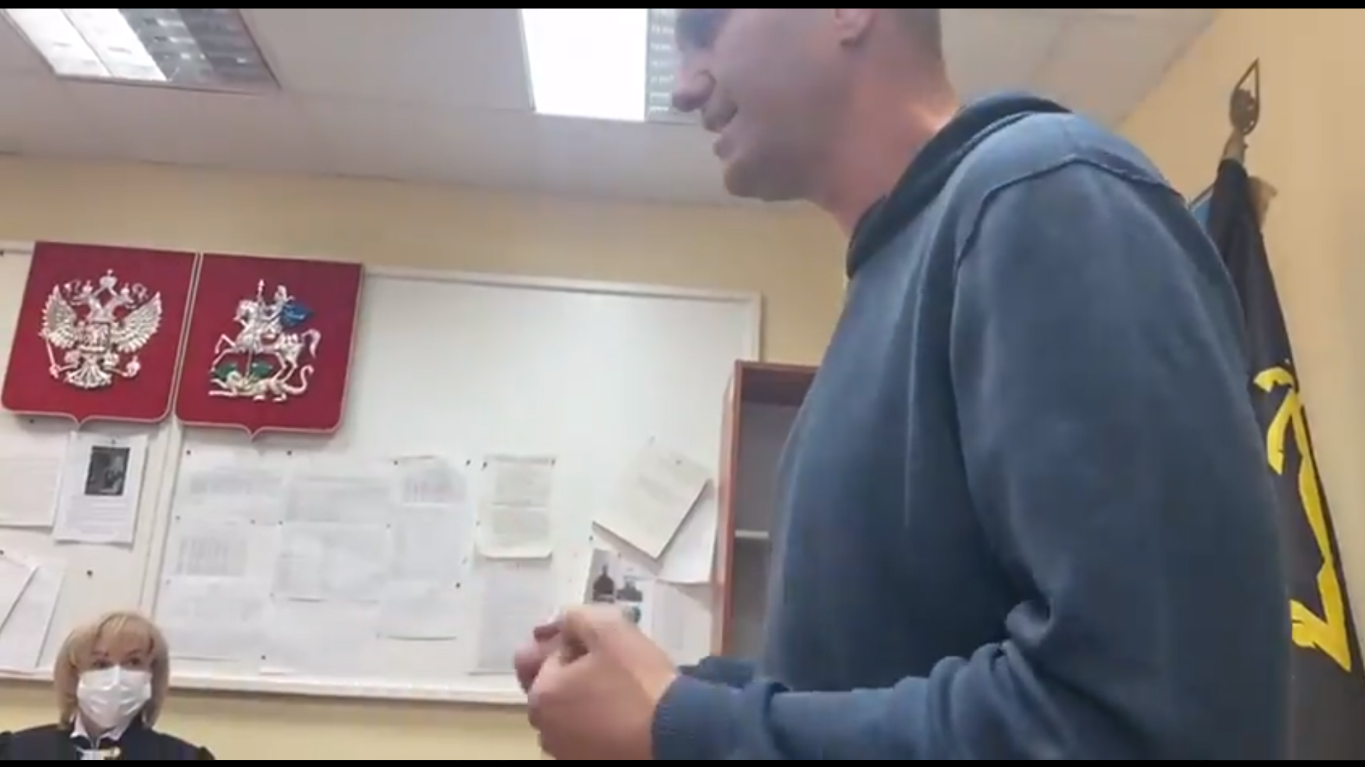 Alexei Navalnîi rămâne în arest pentru 30 de zile. Semnul arătat la ieșirea din sediul poliției