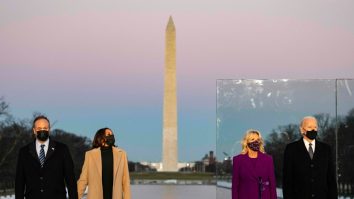 Ținutele alese de Jill Biden si Kamala Harris, la  comemorarea celor 400.000 de americani, răpuși de COVID