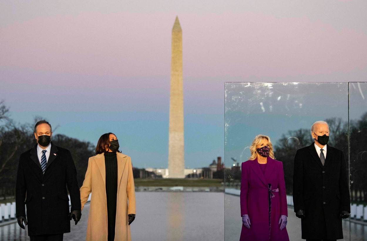 Ținutele alese de Jill Biden si Kamala Harris, la comemorarea celor 400.000 de americani, răpuși de COVID
