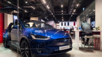 Tesla deschide primul showroom din România. De la cât pornesc prețurile pentru o mașină