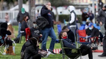 Au apărut „vânătorii de resturi de vaccin”: „Decât să arunce serul, nu mai bine îl facem noi?”