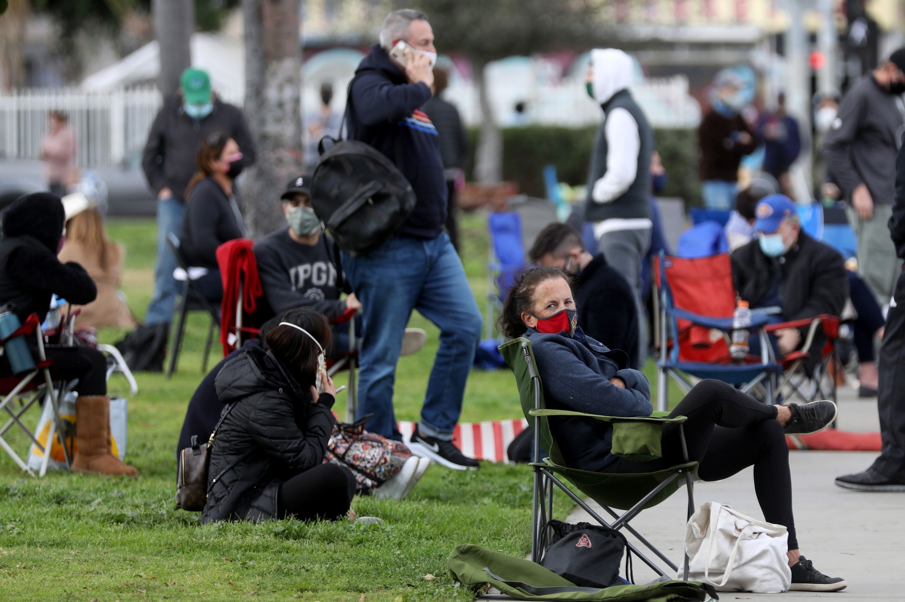 Au apărut „vânătorii de resturi de vaccin”: „Decât să arunce serul, nu mai bine îl facem noi?”