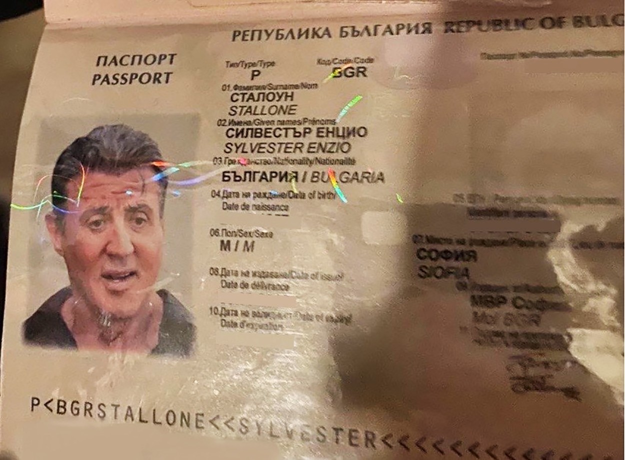 FOTO. Patru bulgari, reținuți după ce și-au promovat serviciile arătând un paşaport fals cu fotografia actorului Sylvester Stallone