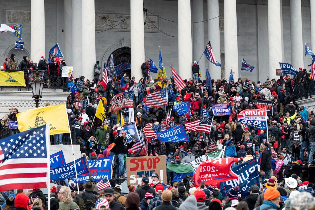 Persoanele implicate în protestul violent de la Capitoliu sunt verificate. Donald Trump este și el în vizorul procurorului interimar din Washington