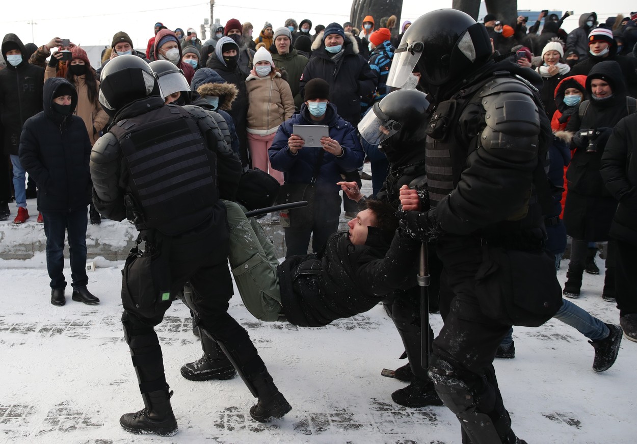 Primele violenţe la protestele pro-Navalnîi din Rusia. Forţele de ordine au bătut şi arestat protestatarii paşnici