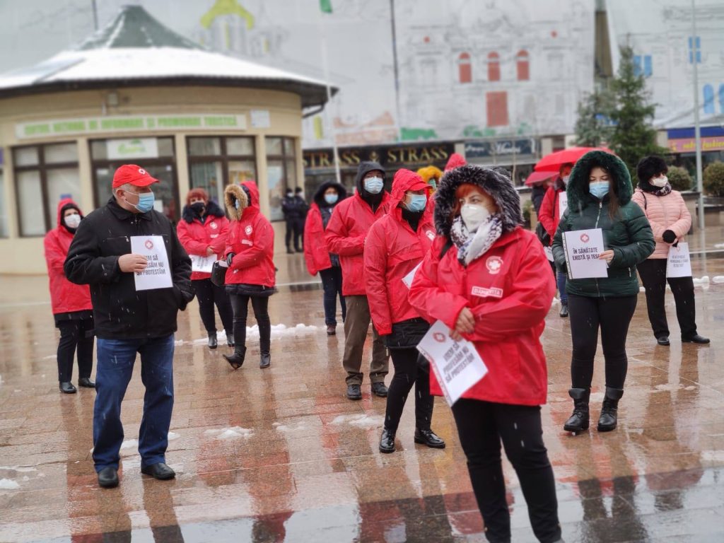 Sindicaliștii Sanitas protestează. Ordonanța care îngheață salariile bugetarilor a scos personalul medical în stradă