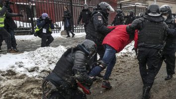 Un bărbat și-a dat foc în centrul Moscovei, în timpul protestelor. Arestările au ajuns la 4.500