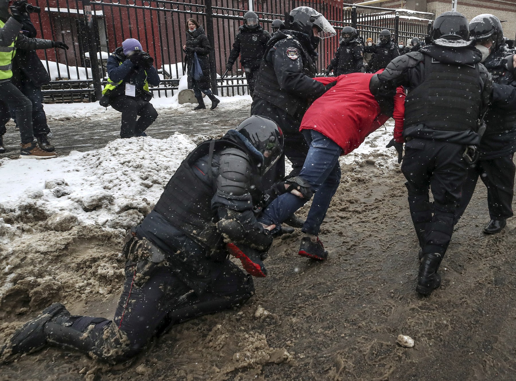 Un bărbat și-a dat foc în centrul Moscovei, în timpul protestelor. Arestările au ajuns la 4.500