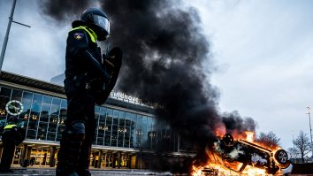 A treia zi de proteste anti-restricții în Olanda. Manifestanții s-au bătut cu polițiștii și au incendiat mașini. FOTO și VIDEO