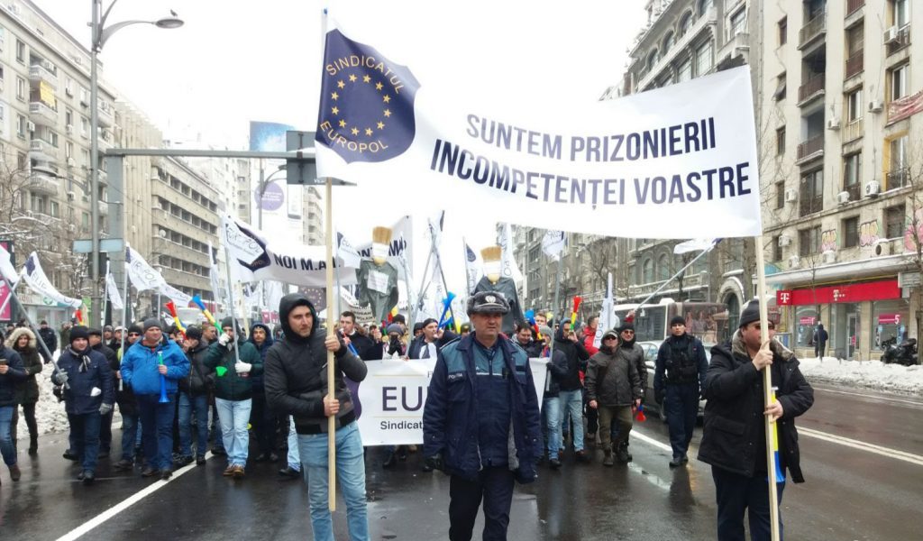 Polițiștii promit că nu vor mai da amenzi din 11 ianuarie. Ameninţă Guvernul cu proteste
