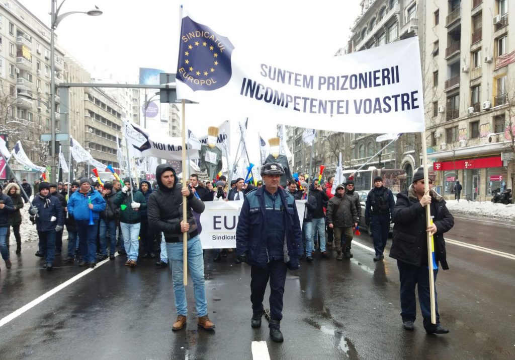 Polițiștii promit că nu vor mai da amenzi din 11 ianuarie. Ameninţă Guvernul cu proteste
