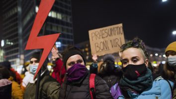 Un nou val de proteste față de interzicerea avortului în Polonia. Autoritățile cer înăsprirea celor mai dure restricții din Europa. FOTO
