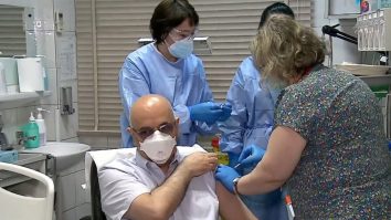 VIDEO. Raed Arafat s-a vaccinat, luni, în direct