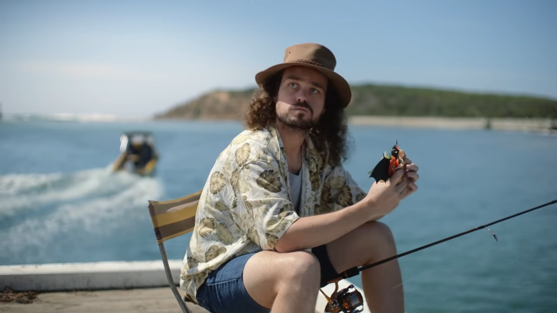 Ironie la adresa pandemiei. O reclamă în care un bărbat mănâncă un sandviş cu liliac, subiect de scandal în Australia