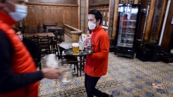 Regulile pe care trebuie să le respecți dacă mergi la restaurant, la teatru sau la cinema