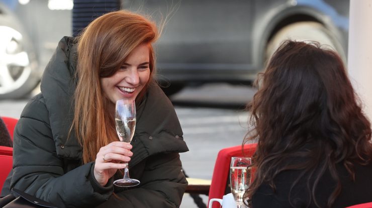 Dacă te vaccinezi, îți vei putea sărbători ziua de naștere la restaurant. Inițiativa unui grup din domeniul HoReCa