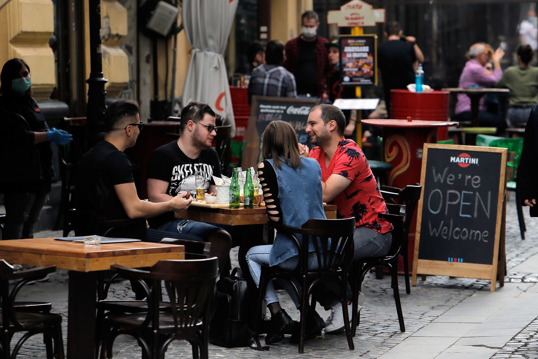 Românii vorbesc din nou despre libertate după un an de zile de restricții din cauza Covid