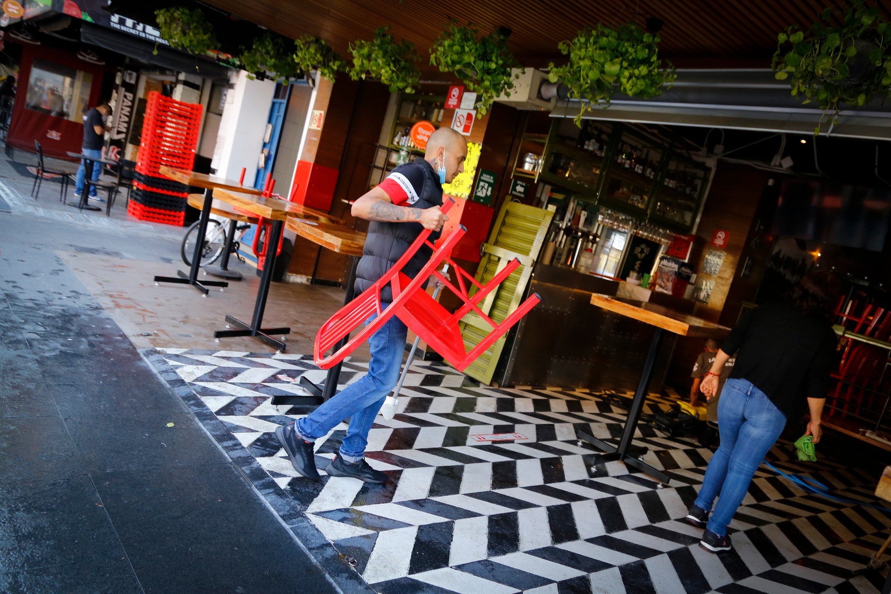 Patronii de restaurante nu se mai gândesc la profit, ci la supravieţuire: „Aceste pierderi nu vor putea fi acoperite niciodată”