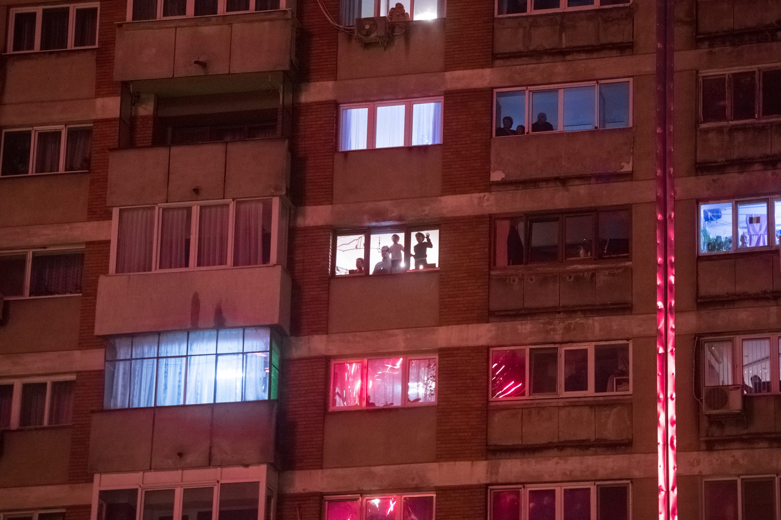 Ce s-a văzut de Revelion în Drumul Taberei. Anul Nou, petrecut în apartamente și balcoane
