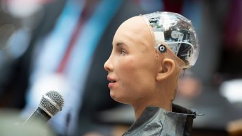 Creatorul primului robot ultrarealist avertizează: Inteligența artificială este „apocaliptică” și roboții vor înlocui oamenii