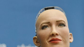 Robotul Sofia va fi produs în serie, începând cu 2021. Cum ar putea să ajute omenirea